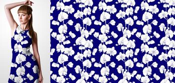 33151v Materiał ze wzorem białe kwiaty (storczyk) na niebieskim tle